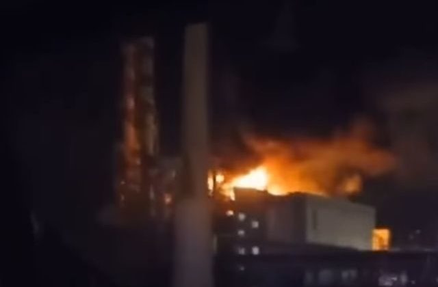 Požiar zachvátil jednu z najväčších rafinérií v Rusku, za útokom sú ukrajinské drony (video)