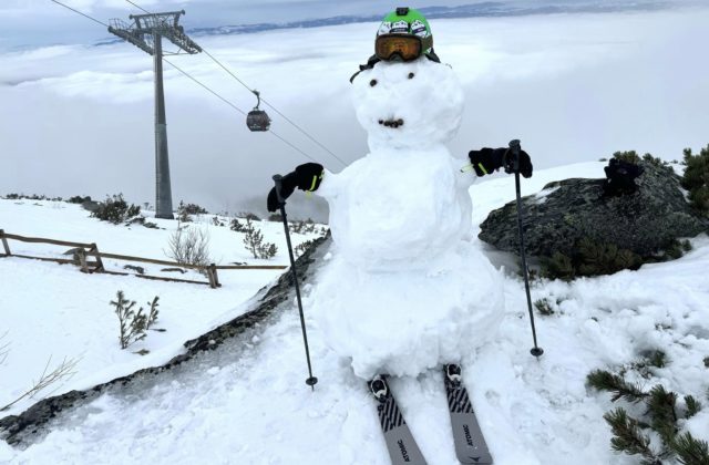 Pri Skalnatej chate turistov vítajú obrovskí snehuliaci, pokračuje siedmy ročník Sympózia snehuliakov (foto)