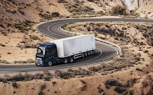 Volvo vyrobilo kamión pre kopcovité Slovensko. Bude zásobovať aj jeho novú slovenskú továreň