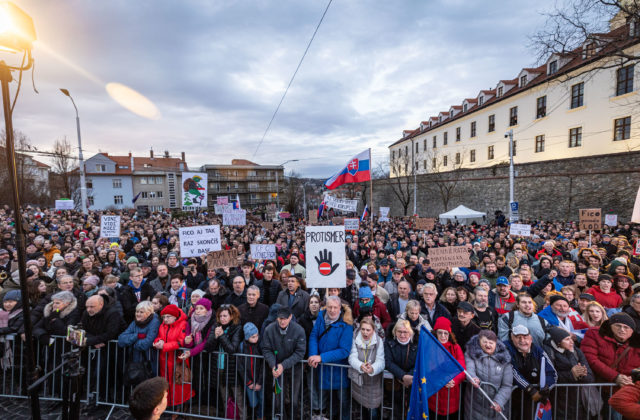 Smrtiaci koktejl pre spravodlivosť či kus plesnivej salámy. Davy ľudí prišli protestovať pred parlament (video+foto)