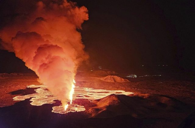 Na Islande sa začala už tretia sopečná erupcia, zatvoriť museli aj známe geotermálne kúpele (video+foto)