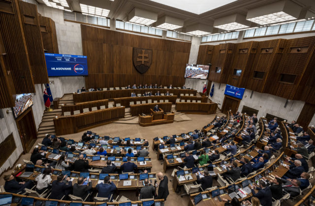 Parlament rokuje o stavebnom zákone, ministerstvo dopravy chce zastaviť dôležitú časť reformy (naživo)