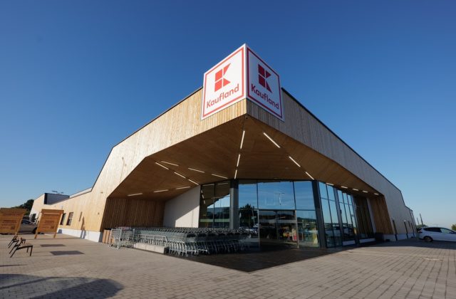 Spoločnosť Kaufland bodovala na CEE Retail Awards vo Varšave, cenu si odniesla aj slovenská predajňa postavená z dreva