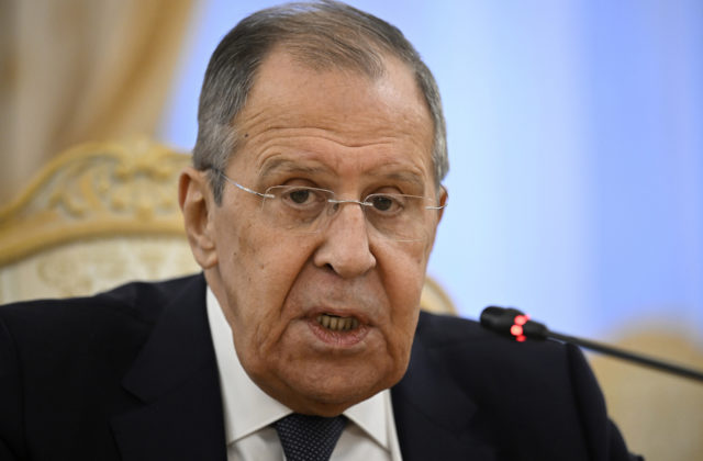 Lavrov: Akýkoľvek francúzski vojaci na Ukrajine sú legitímnym terčom ruských síl