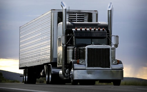 Šofér kamiónu – jedno z najnáročnejších zamestnaní, ale ako všetko má svoje pre aj proti