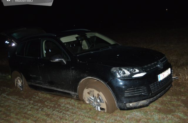 Ukradol auto a zapadol s ním v poli. U muža so zákazom viesť motorové vozidlá našla polícia aj drogy (foto)