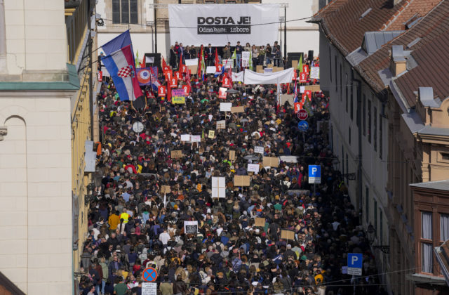 Tisíce Chorvátov protestovali v Záhrebe proti Plenkovićovej vláde a žiadali, aby sa voľby konali čo najskôr