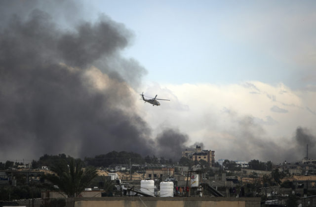 Izraelská armáda oznámila taktické prestávky v ofenzíve pre zvýšenie humanitárnej pomoci