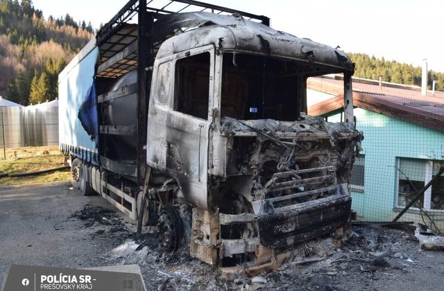 Páchateľ podpálil v obci Chmeľnica nákladné auto, obhorela aj časť budovy (foto)