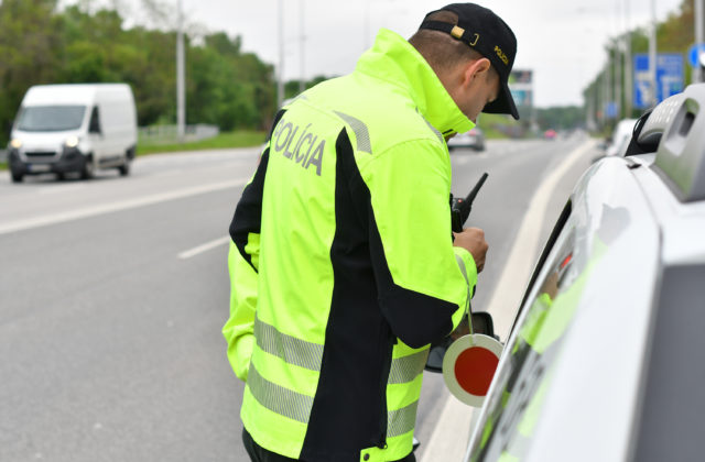 Šoféroval bez vodičského oprávnenia a navyše opitý. Polícia obvinila z trestného činu ohrozenia na zdraví 37-ročného muža