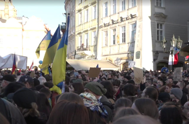 Tisíce Čechov vyjadrilo podporu Ukrajine pri príležitosti druhého výročia začiatku ruskej invázie na Ukrajine (video)