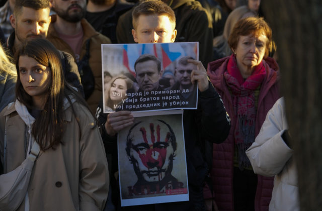 Počas protivojnových demonštrácií a spomienok na Navaľného zadržali desiatky ľudí