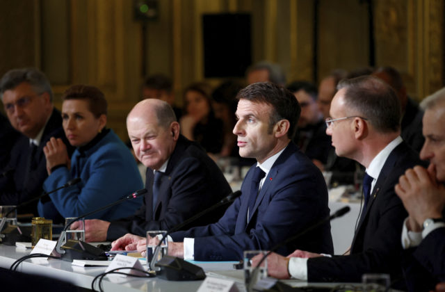 „Rusko nemôže a nesmie vyhrať túto vojnu,“ uviedol Macron na stretnutí v Paríži a vyzval európskych lídrov na zvýšenie pomoci Ukrajine