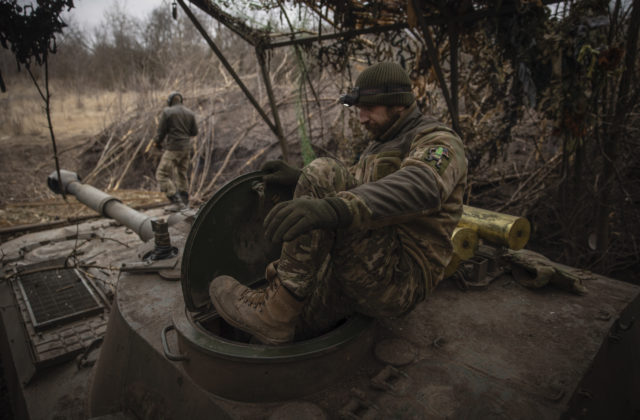 Rusi po dobytí Avdijivky nedajú Ukrajincom vydýchnuť, aby podľa ISW nevytvorili obranné línie