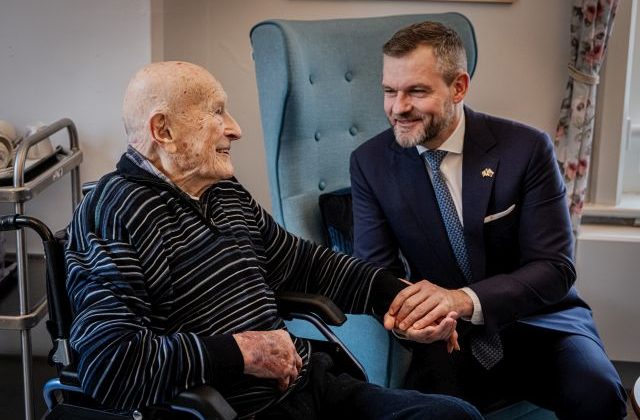 Pellegrini navštívil 105-ročného „otca Slovákov v Írsku“ Veselského, priniesol mu darček z obľúbeného klubu (video+foto)