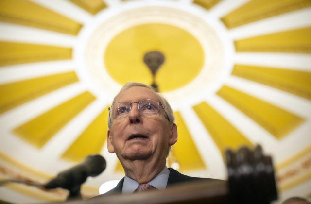 Najdlhšie úradujúci republikánsky líder v Senáte Mitch McConnell oznámil koniec vo funkcii