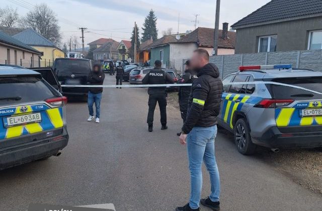 Najskôr poslali intímne fotografie, potom ich vydierali. Polícia zadržala podvodníkov vydávajúcich sa za ženu