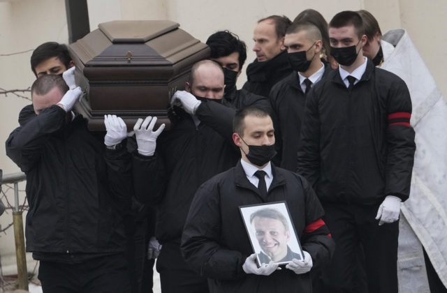 Stovky ľudí prišli na pohreb Navaľného, medzi nimi aj zahraniční diplomati (foto)