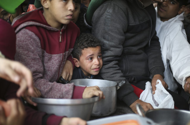 USA začnú zhadzovať humanitárnu pomoc do Pásma Gazy, uviedol Biden