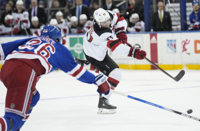 Obranca Šimon Nemec strelil v derby svoj tretí gól v NHL (video)