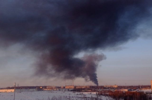 Ruským mestom Riazaň otriasli výbuchy, v plameňoch sa ocitla ropná rafinéria (video)