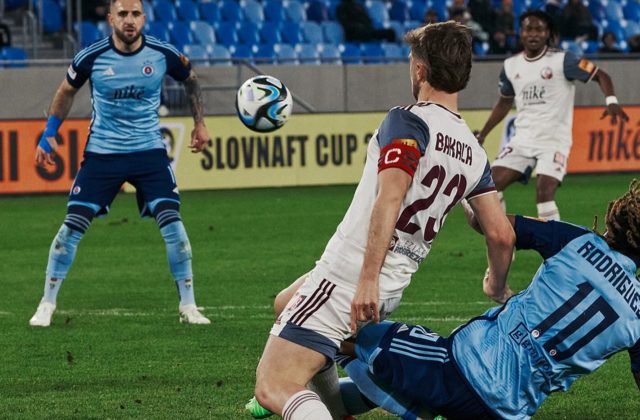 Futbalisti Podbrezovej šokujúco vyradili Slovan zo Slovnaft Cupu.  Zaslúžene sme postúpili, vraví tréner Skuhravý (video)