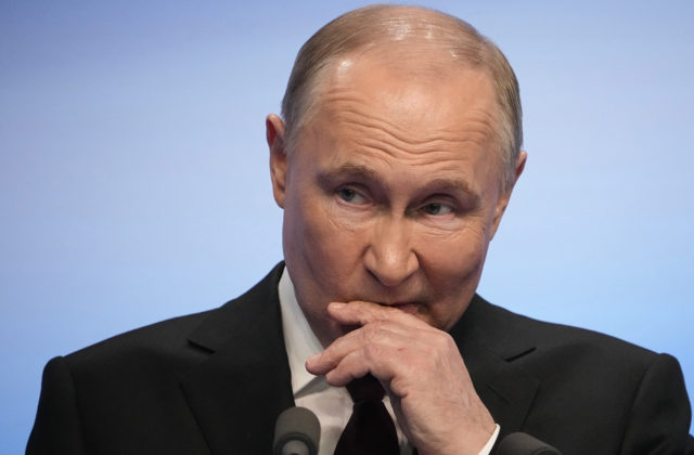 Putin označil smrť Navaľného za smutnú udalosť, údajne bol pripravený ho vymeniť