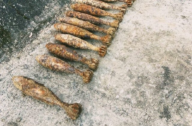 V obci Šávoľ našli pri výkopových prácach delostrelecké míny, zasahovali pyrotechnici (foto)