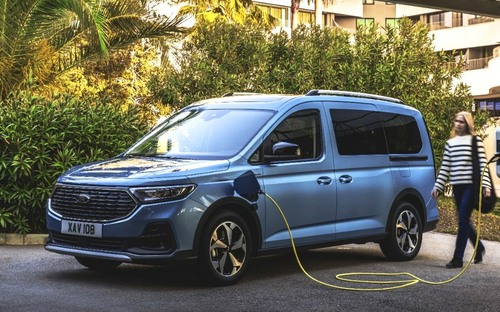 Plug-in hybridný Ford Tourneo Connect PHEV ide do predaja. Boduje elektrickým dojazdom 110 km