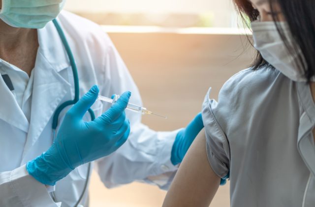 Imunológ Šinkora šokuje: Radím zložiť rúška u všetkých, ktorí sú vakcinovaní a imúnni. A u tých, čo sa neboja