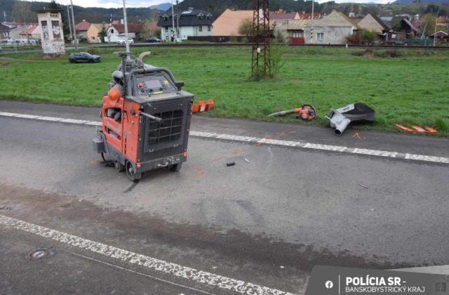 Pri Slovenskej Ľupči zachytila dodávka frézu na ceste, dvaja cestári skončili v nemocnici