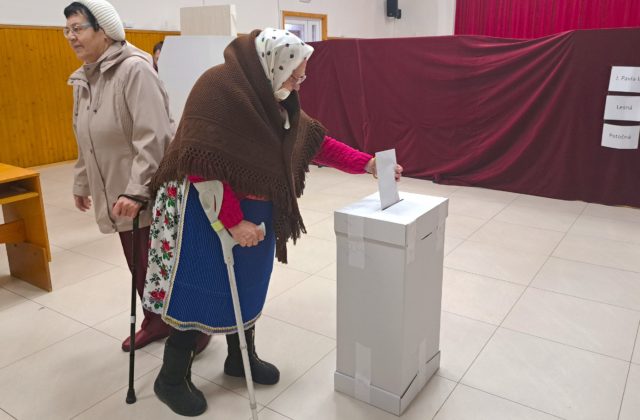 Obyvatelia goralskej obce Lendak volia tradične v krojoch a rovno na ceste z kostola (video+foto)