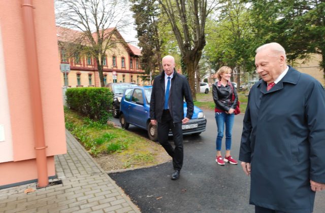 Prezident má byť nadstranícky a spájať nespájateľné, exprezident Schuster označil oboch kandidátov za skúsených ľudí (foto)