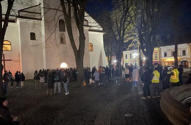 Prežiť vlastné dieťa je najťažšia životná skúška, napísal primátor. V Starej Ľubovni sa konala omša za obete tragédie v Spišskom Podhradí (foto)