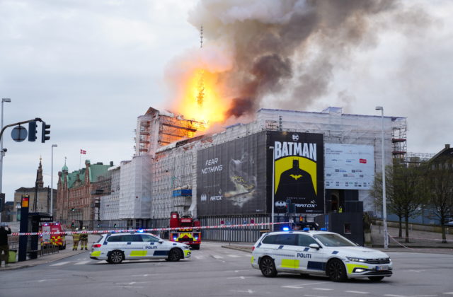 Hasiči sa chystajú dať dole lešenie z Burzy v Kodani, v budove sa stále nachádzajú malé ohniská a tony trosiek