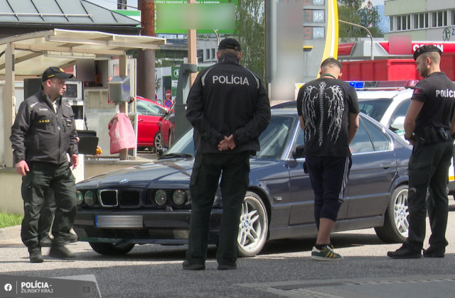 Mladík v Žiline šoféroval bez vodičského oprávnenia, policajti museli použiť varovné výstrely (foto)