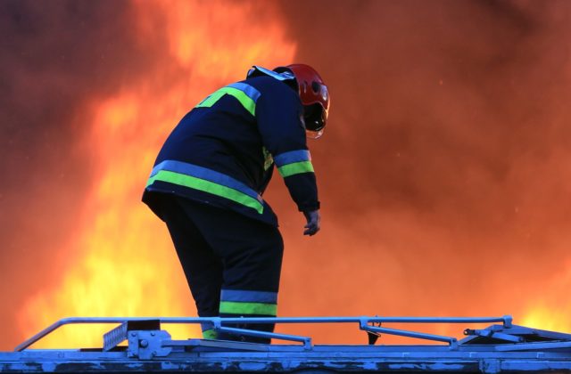 Plzenskí hasiči zasahovali pri požiari pneumatík v obci Postřekov, plamene zasiahli rodinný dom a niekoľko budov