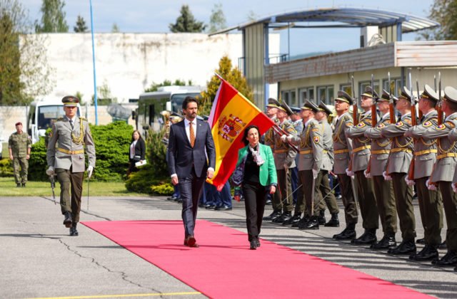 Kaliňák navštívil so španielskou ministerkou obrany Centrum výcviku Lešť, zhodnotili aj pripravenosť vojakov (video)