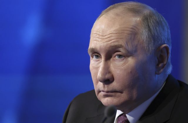 Rusom sa podľa Britov nepodarilo splniť zámer Putina, generálny tajomník NATO by prehodnotil obmedzenie na používanie zbraní