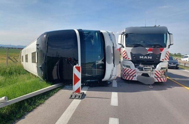 Na R1 za Trnavou sa prevrátil autobus, jeden jazdný pruh je neprejazdný (foto)