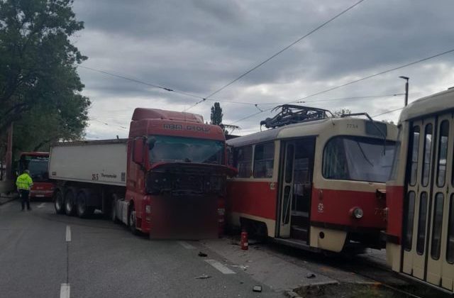 V Bratislave sa zrazila električka s kamiónom, na hlavnom ťahu sa tvoria kolóny (foto)