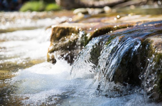 Dvojročný chlapec spadol do potoka Malá Svinka, prúd ho unášal asi 400 metrov