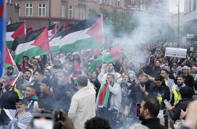 Tisícky propalestínskych demonštrantov protestovali proti účasti Izraela v Eurovízii, pokračovať plánujú aj počas finále súťaže