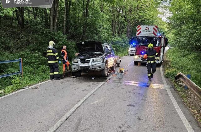 Mladý motorkár dostal šmyk a narazil do auta, zraneniam na mieste podľahol (foto)