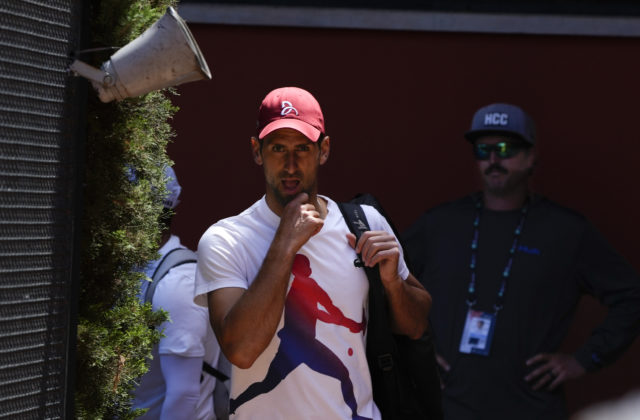 Novak Djokovič dostal fľašou po hlave od fanúšika, na druhý deň už nosil v Ríme prilbu (video)