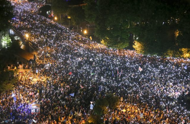 Gruzínsky parlament začal tretie čítanie sporného zákona o zahraničnom vplyve, masové protesty v krajine pokračujú (video+foto)