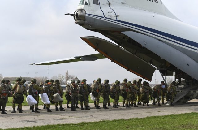 Rusko odpískalo vojenské cvičenia na Ukrajine, zbrane si však ponechá v blízkosti hraníc