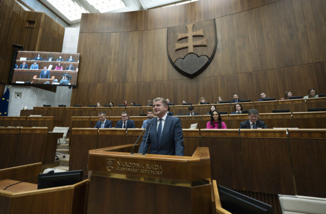 Blaha prerušil rokovanie parlamentu pre postrelenie Fica. Toto je vaša robota, odkázal poslankyni Progresívneho Slovenska (video)