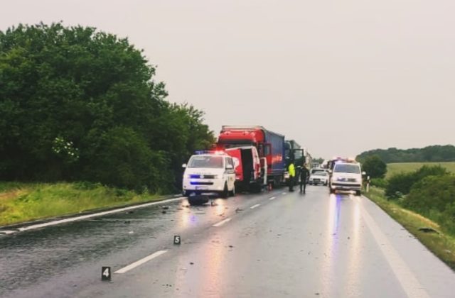 Kamión sa zrazil s nákladným vozidlom pri Lučenci, privolaný bol aj záchranársky vrtuľník (foto)