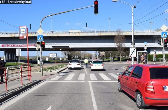 Žene sa nevyplatilo prechádzanie cez cestu na červenú, pod Mostom SNP ju zrazilo auto (foto)